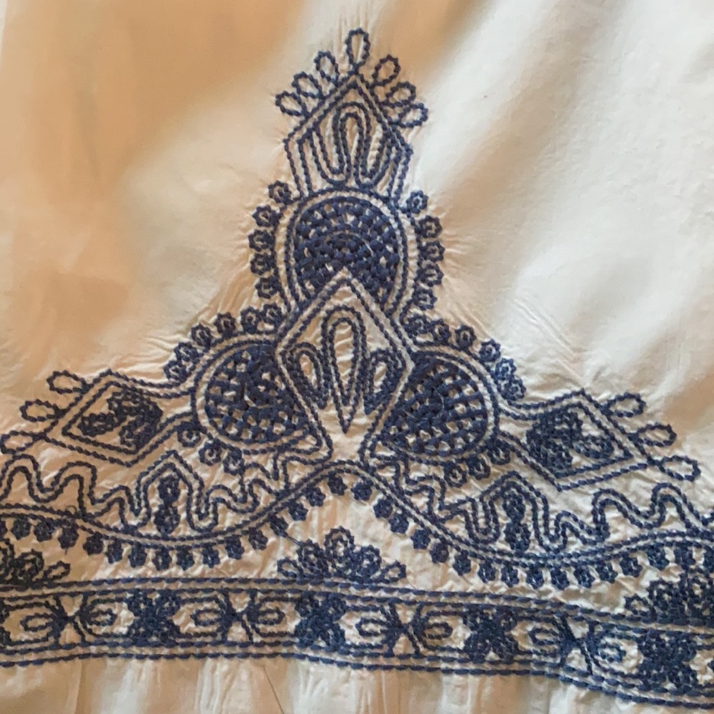 Vineyard Vines White and Blue Embroidered Dress - Picture 2 of 8